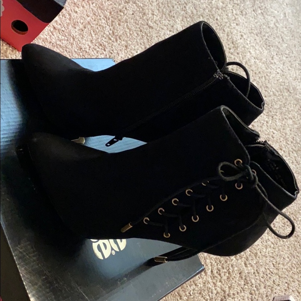 Ankle heel boot
